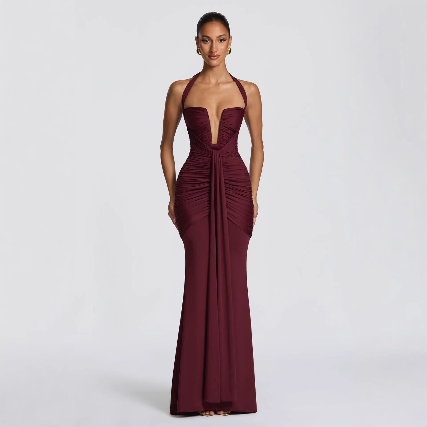 Robe moulante élégante dos nu à col halter