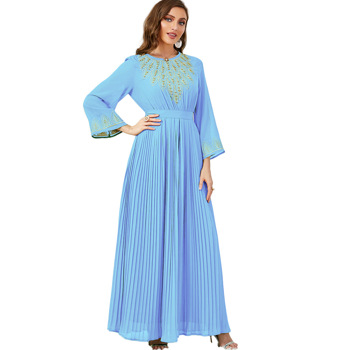 Robe en chiffon plissée brodée de perles