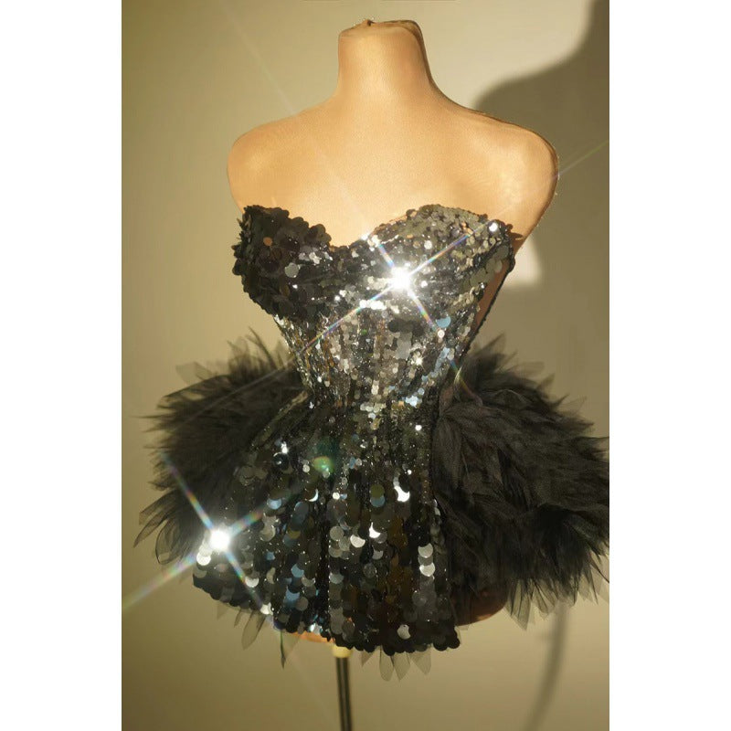Robe courte sans bretelles avec chaîne en strass
