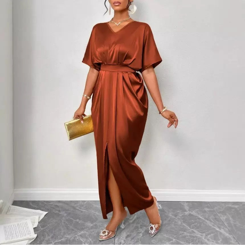 Robe élégante fendue à taille haute et col en V