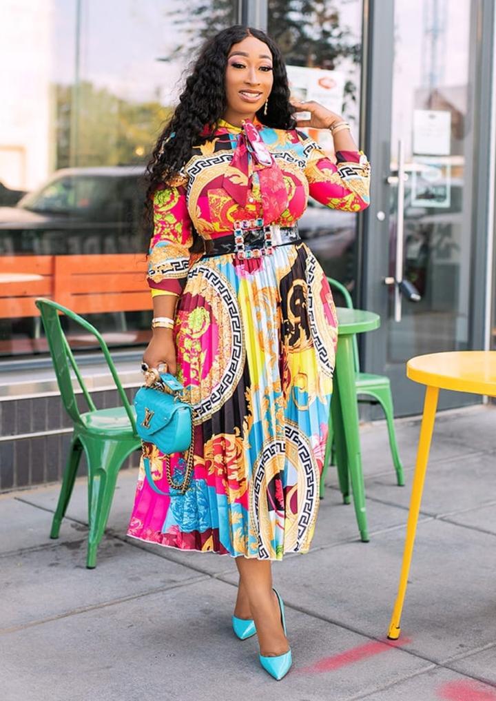 Habit :Robe longue à imprimé africain, grande taille, avec col en forme de nœud et manches trois-quarts.