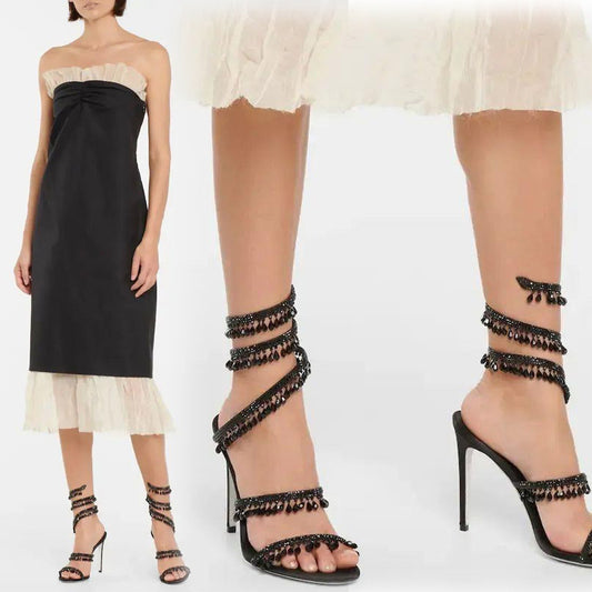 des chaussures à brides et bout ouvert pour défiler sur le podium