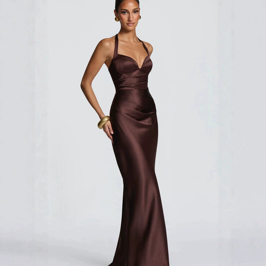Robe longue sirène élégante en satin, dos nu à bretelles croisées et col licou.