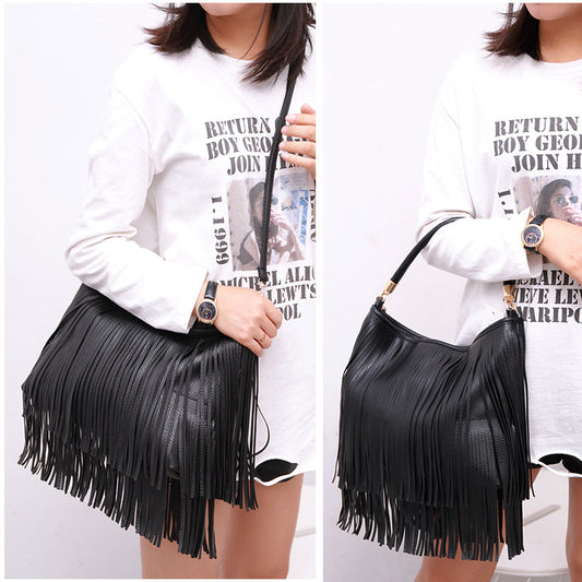 Sac bandoulière en cuir souple à double pompon