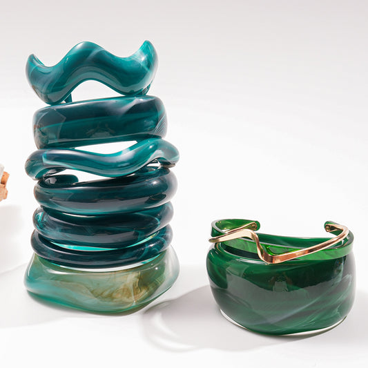 Bracelet ouvert en résine à motif vagues irrégulières