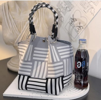 Sac à main tricoté avec boucle magnétique