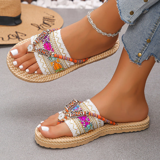 Nouvelles tongs d'été style fée à talon compensé pour femmes, chaussures de plage décontractées en paille avec fleurs et semelle épaisse pour vacances à la campagne