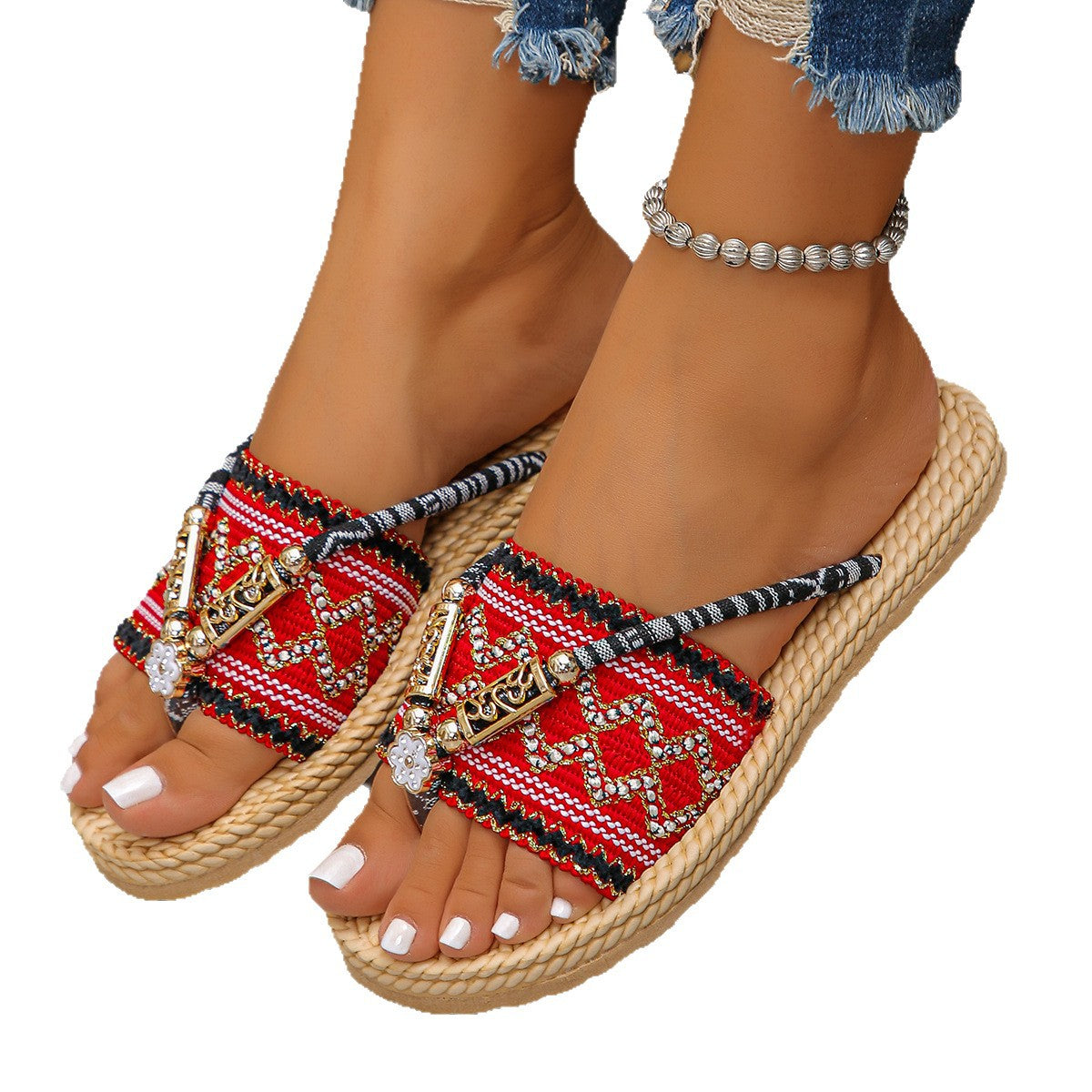 Nouvelles tongs d'été style fée à talon compensé pour femmes, chaussures de plage décontractées en paille avec fleurs et semelle épaisse pour vacances à la campagne