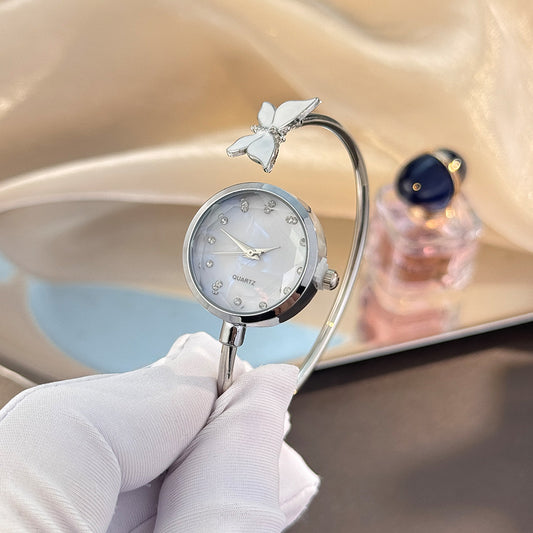 Montre en quartz à bracelet ouvert avec incrustation de diamants