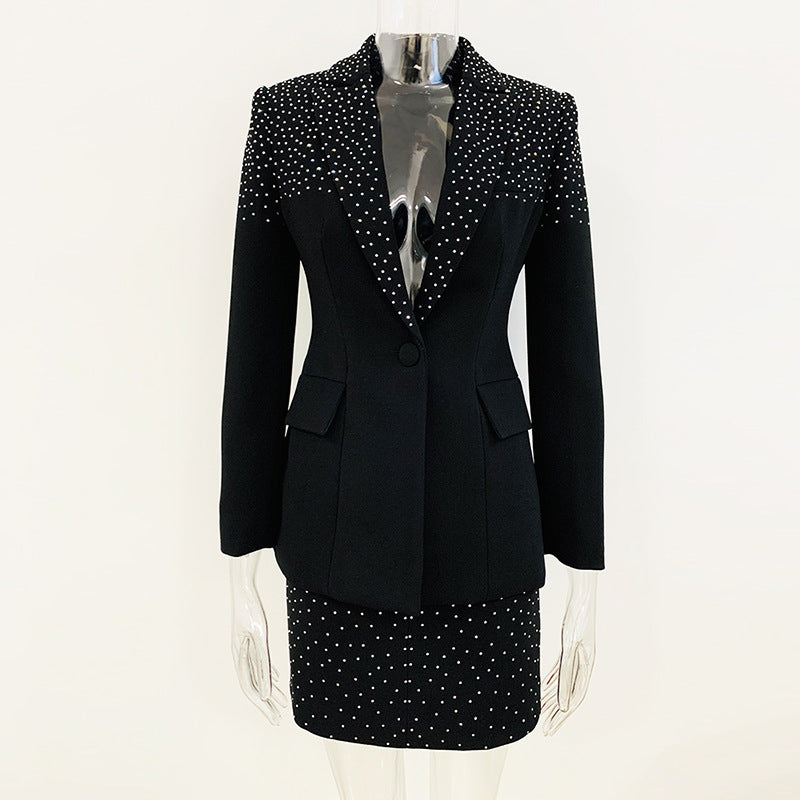 Ensemble blazer et jupe ajusté à strass