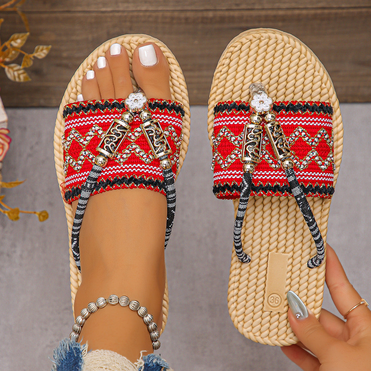 Nouvelles tongs d'été style fée à talon compensé pour femmes, chaussures de plage décontractées en paille avec fleurs et semelle épaisse pour vacances à la campagne