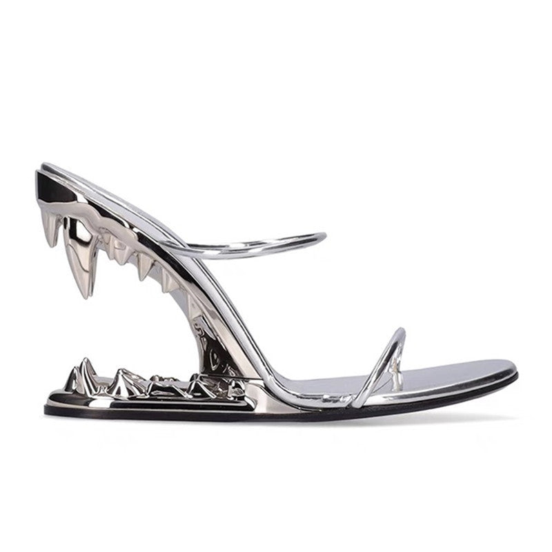 Sandales à talons en métal avec fang creux