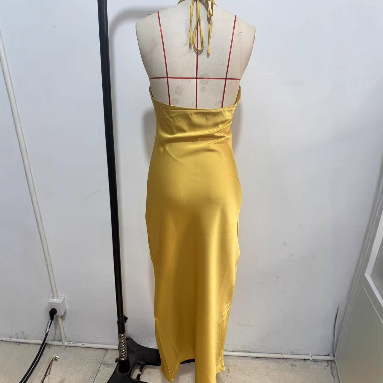 Robe à col licou avec fleurs en strass