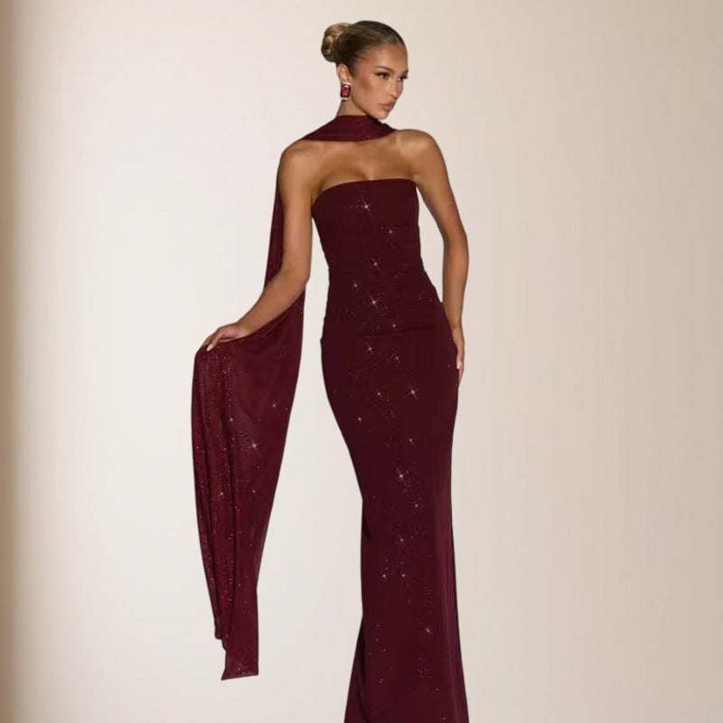 Robe moulante à paillettes et épaules dénudées