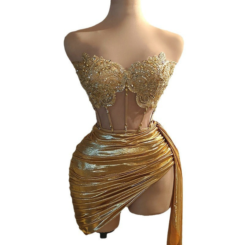 Robe courte sans bretelles avec chaîne en strass