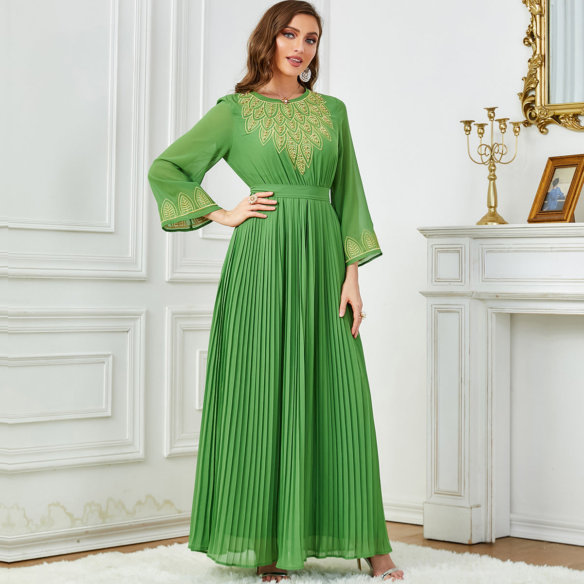 Robe en chiffon plissée brodée de perles