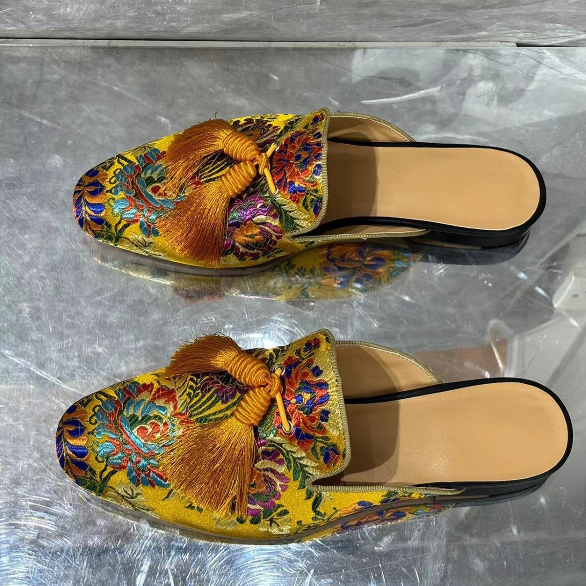 Chaussons pour hommes à pampilles avec broderie et doublure en peau de mouton