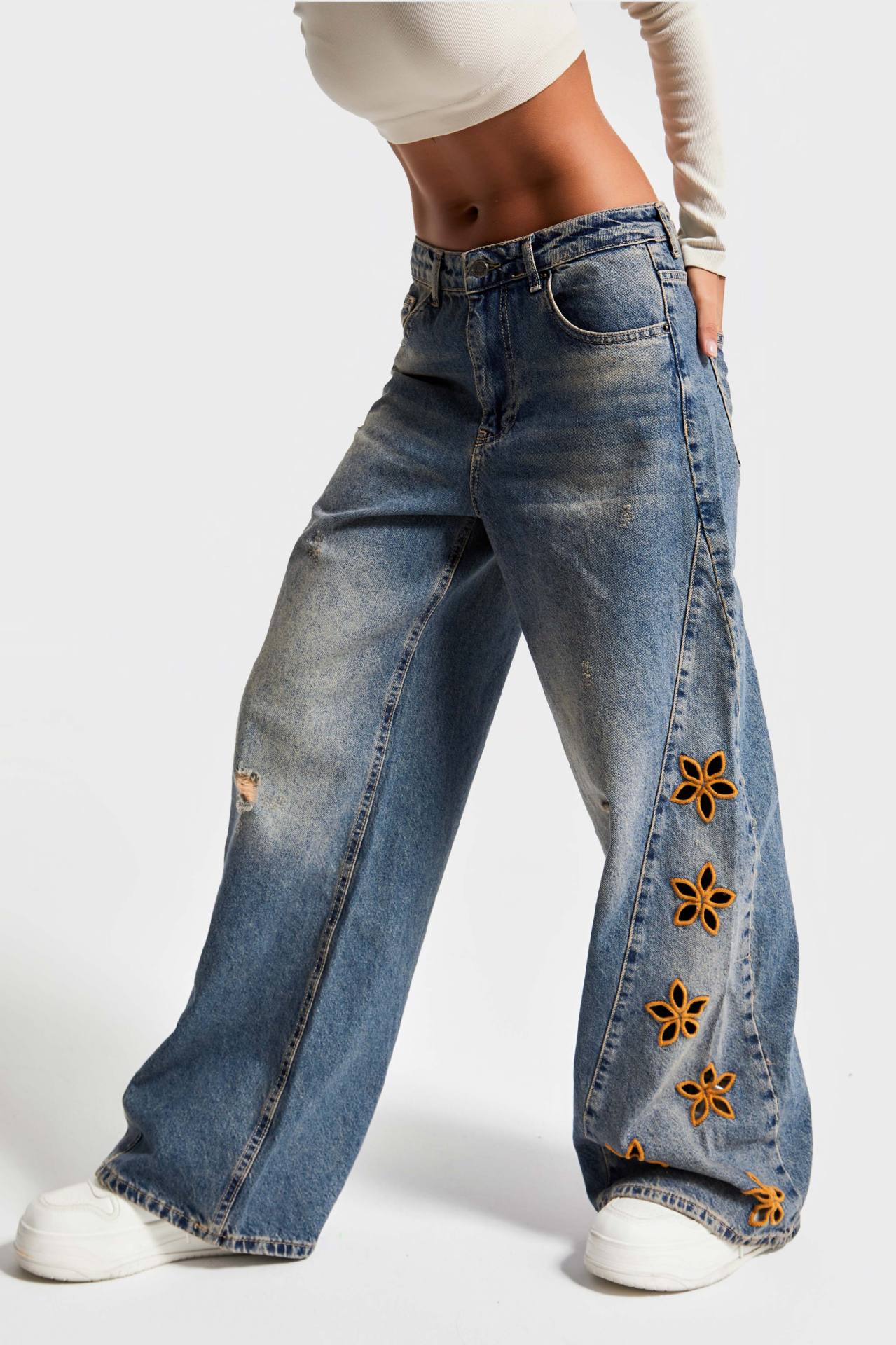 Pantalon en jean ample taille haute brodé