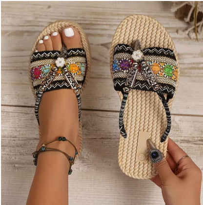 Nouvelles tongs d'été style fée à talon compensé pour femmes, chaussures de plage décontractées en paille avec fleurs et semelle épaisse pour vacances à la campagne