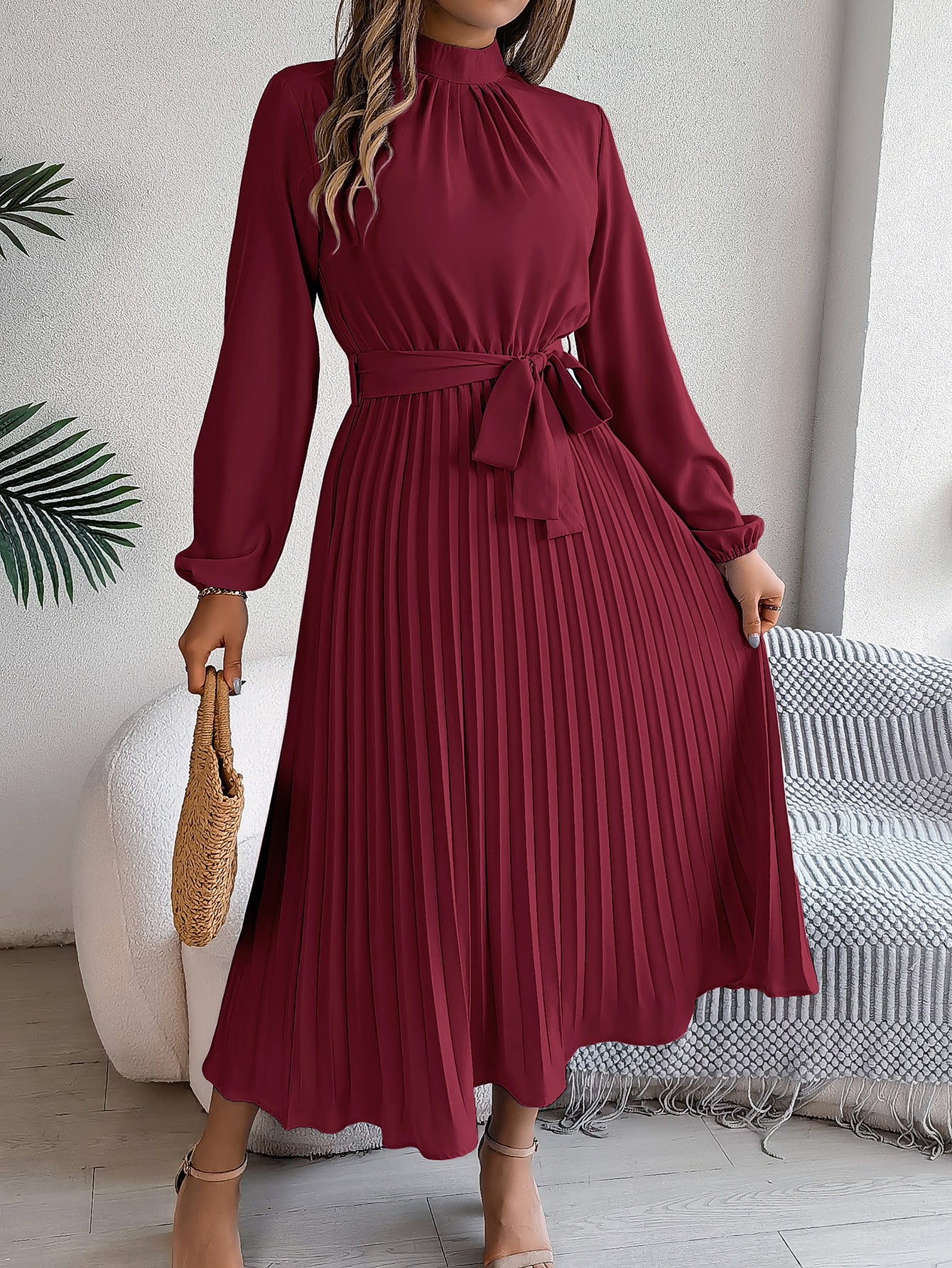 Robe longue plissée élégante à col montant