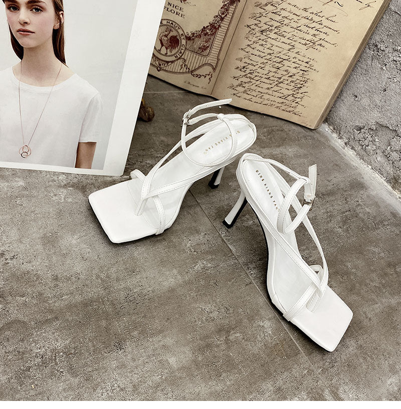 Chaussures :sandales à bout carré tendance