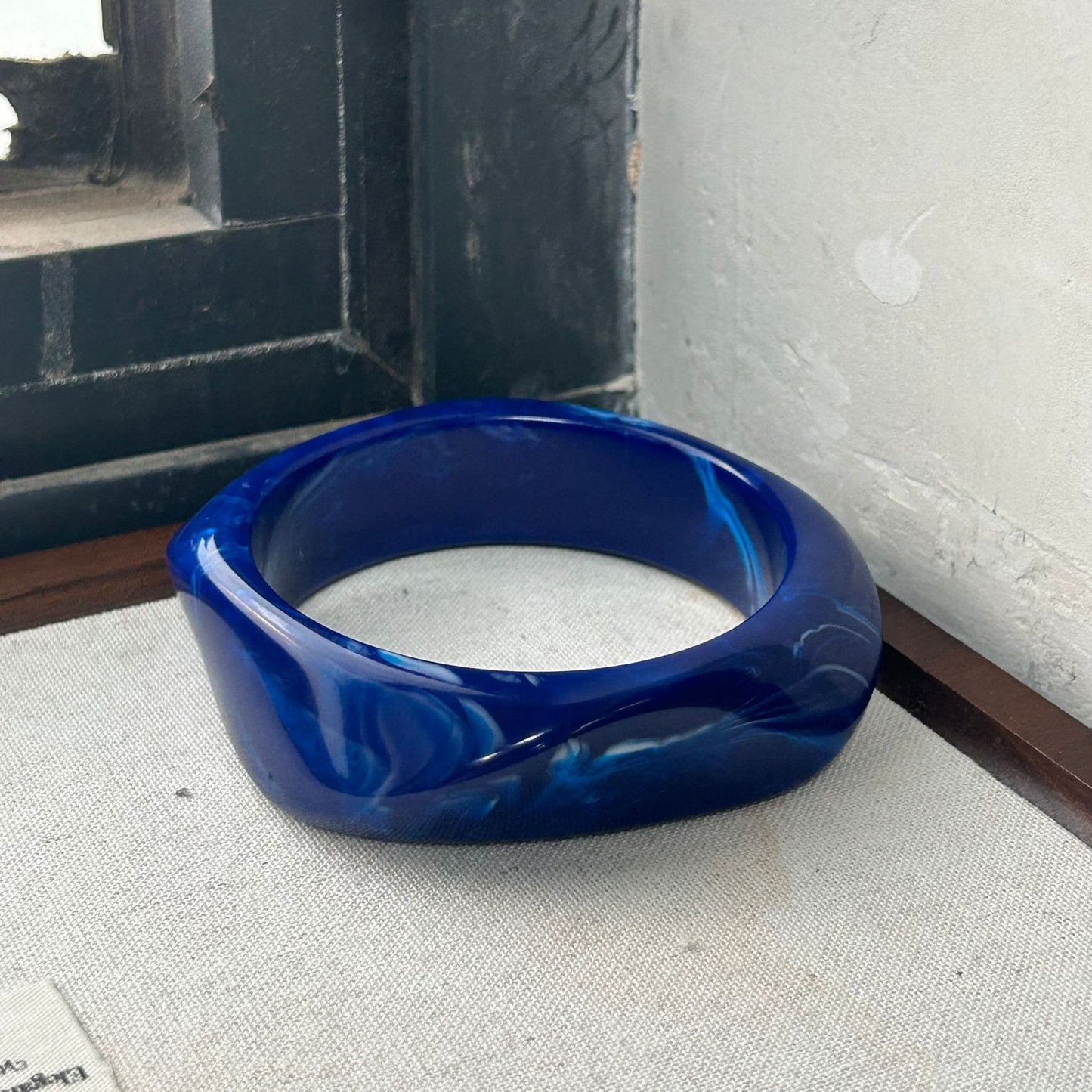 Bracelet géométrique irrégulier en résine pour femme