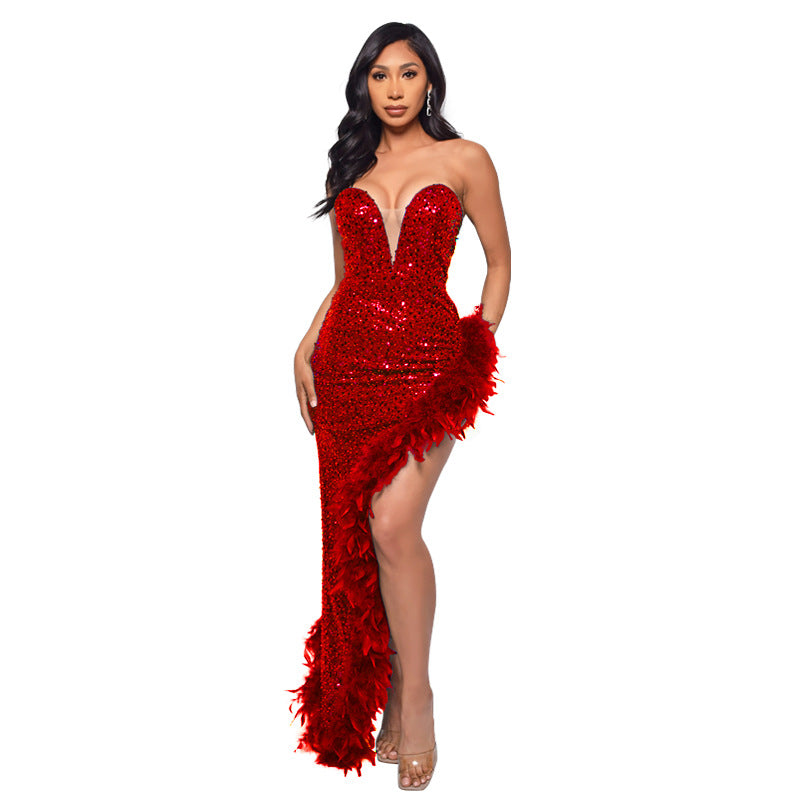 Robe longue dos nu à sequins et plumes