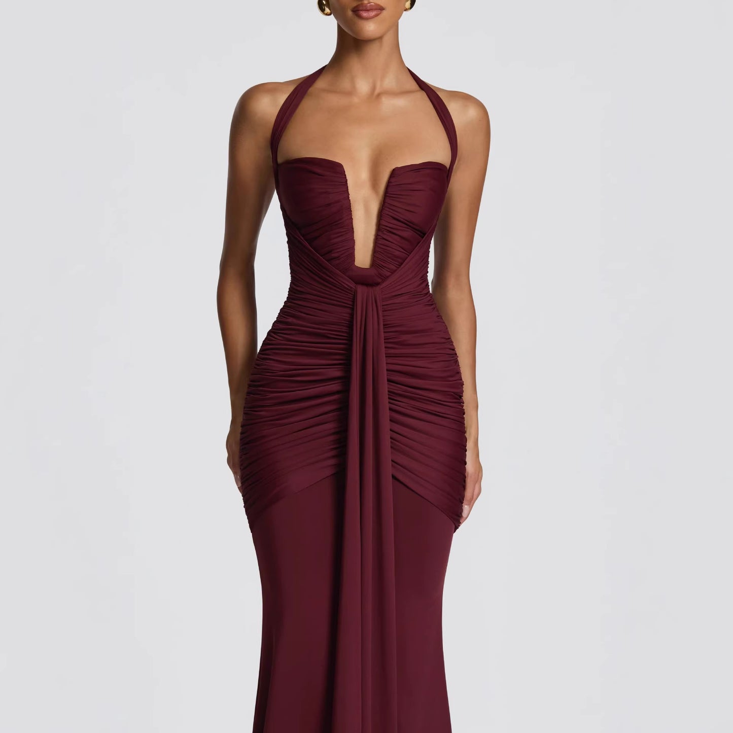 Robe moulante élégante dos nu à col halter
