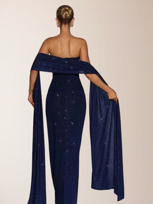 Robe moulante à paillettes et épaules dénudées