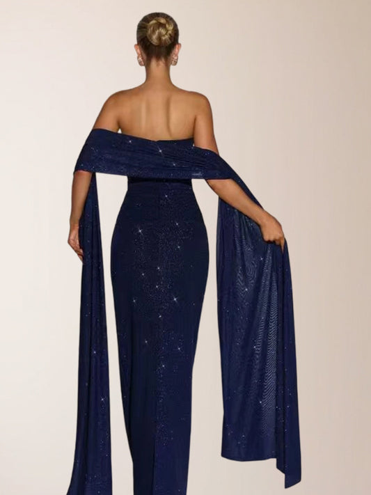 Robe moulante à paillettes et épaules dénudées