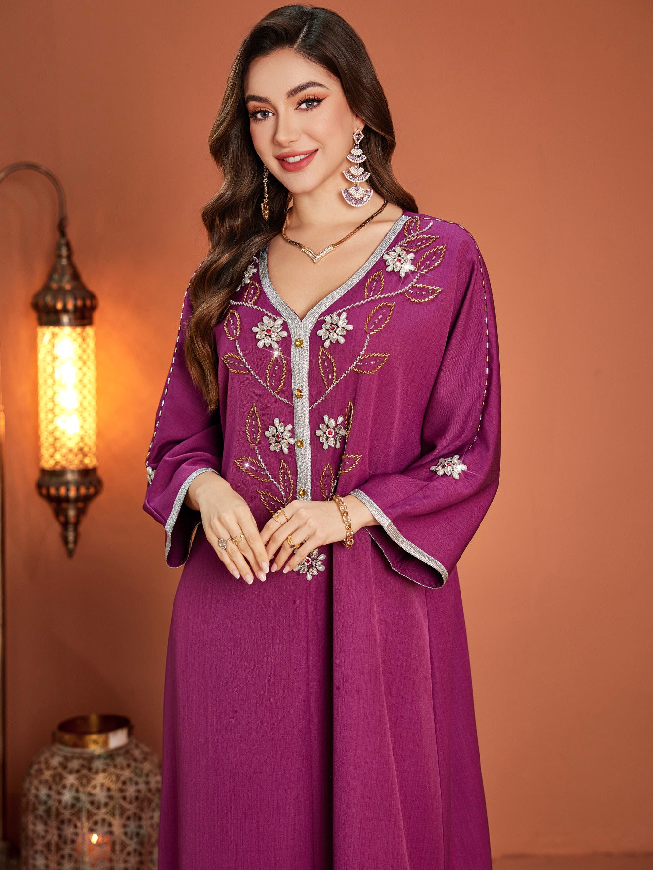 Robe à col en V ornée de perles et de sangles argentées