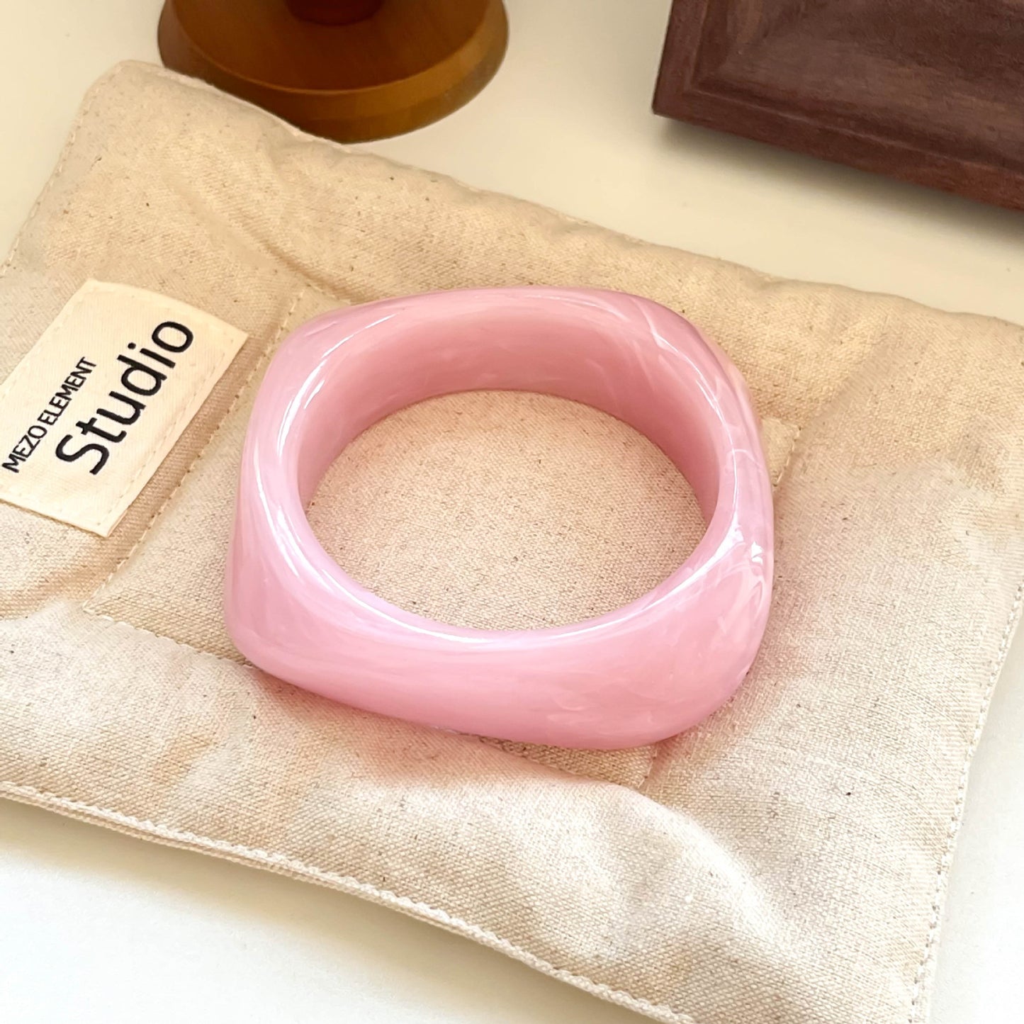 Bracelet géométrique irrégulier en résine pour femme
