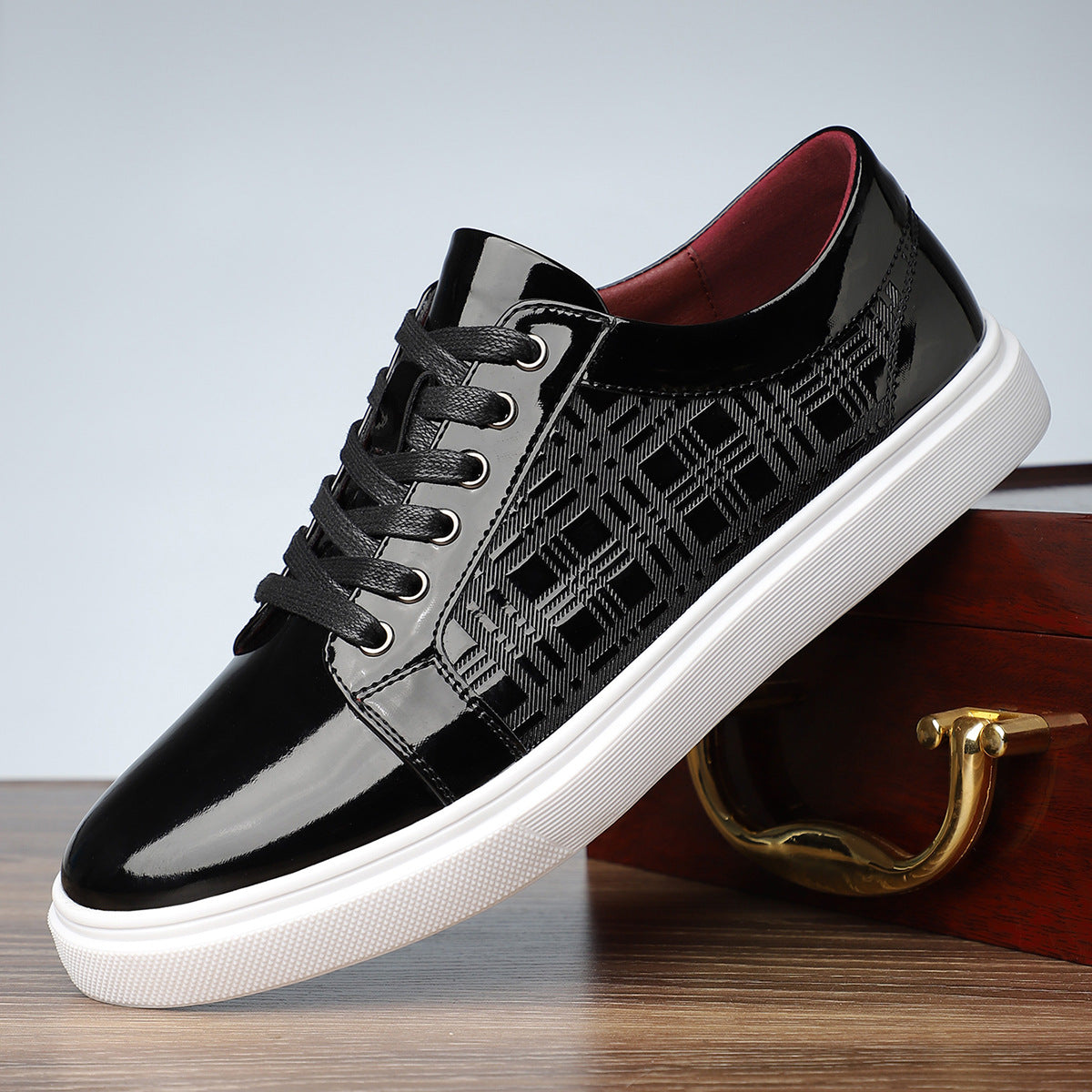 Chaussures en cuir verni pour hommes à bout pointu