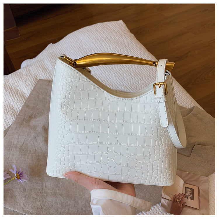 Sac seau à motif crocodile texturé