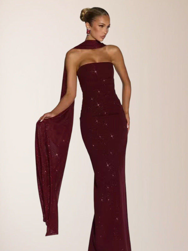 Robe moulante à paillettes et épaules dénudées