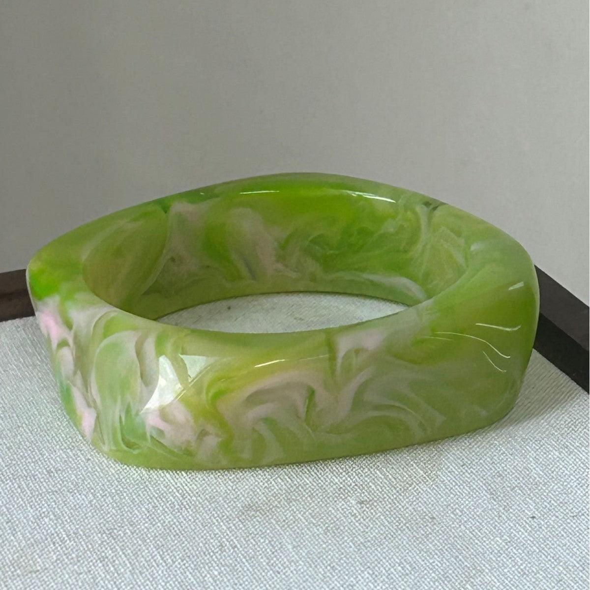 Bracelet géométrique irrégulier en résine pour femme