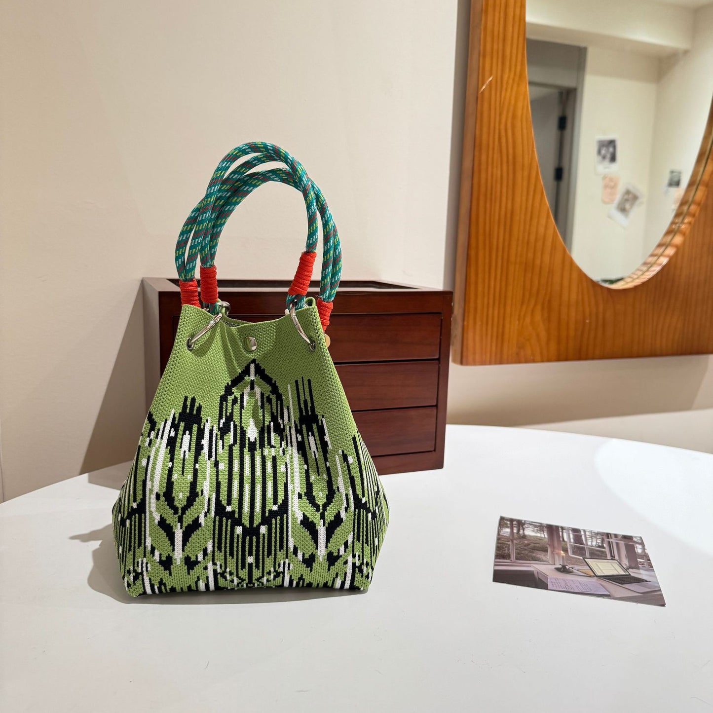 Sac à main tricoté avec boucle magnétique