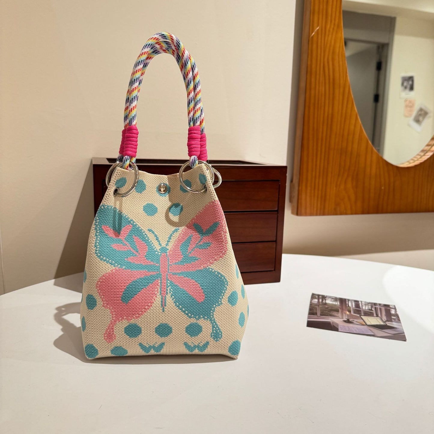 Sac à main tricoté avec boucle magnétique