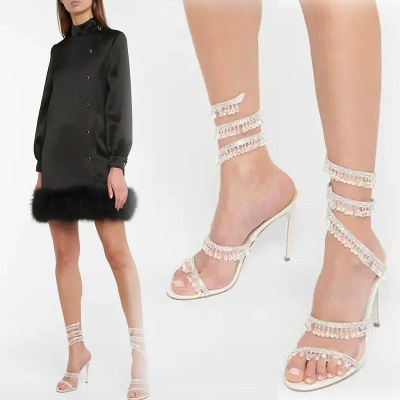 des chaussures à brides et bout ouvert pour défiler sur le podium