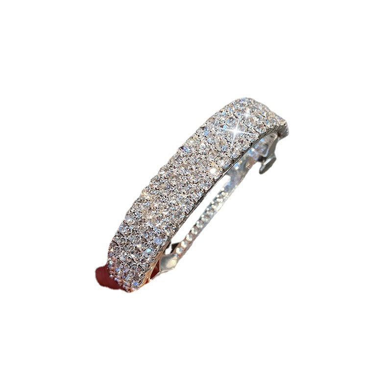 Une �pingle � cheveux incrust�e de diamants � l'arri�re de la t�te pour un look �l�gant