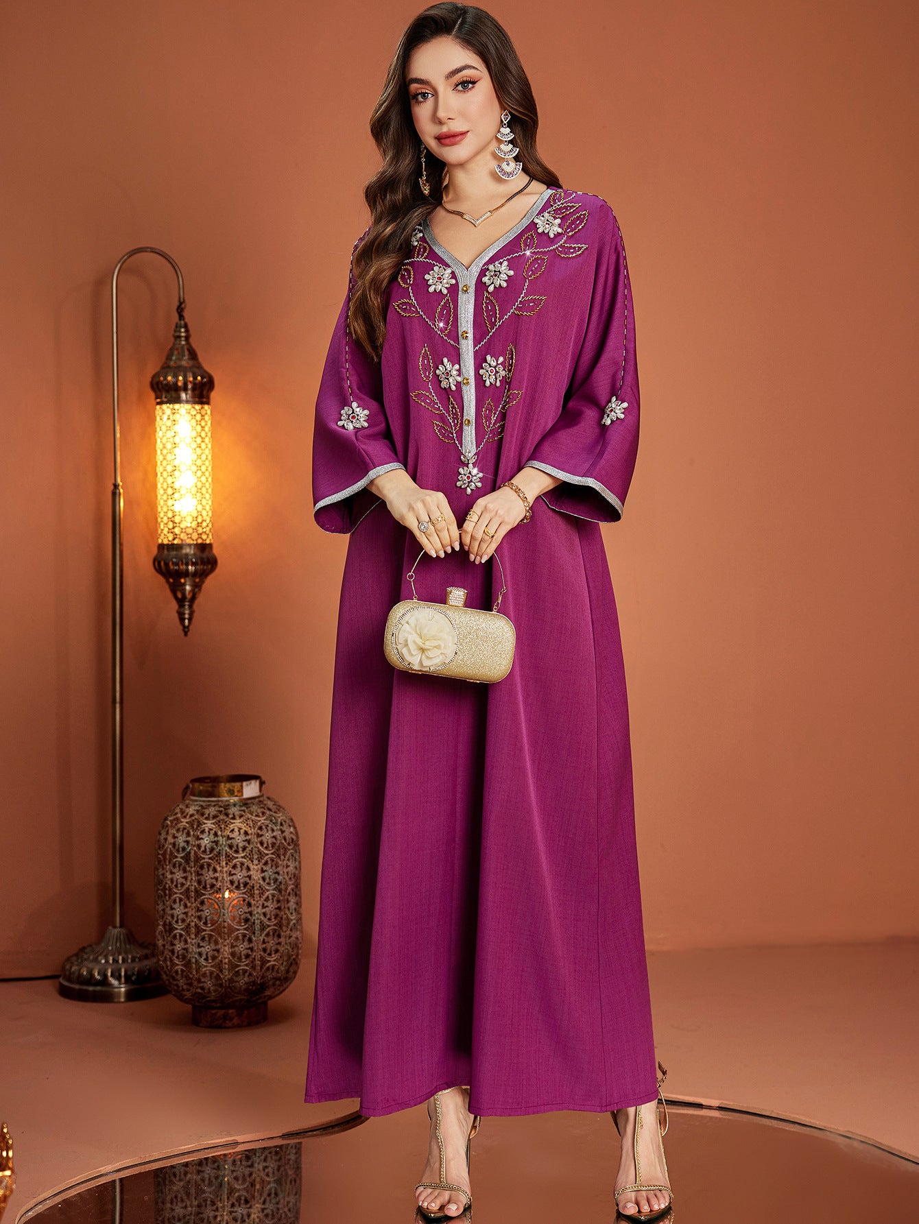 Robe à col en V ornée de perles et de sangles argentées