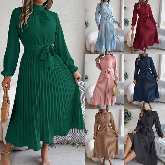 Robe longue plissée élégante à col montant