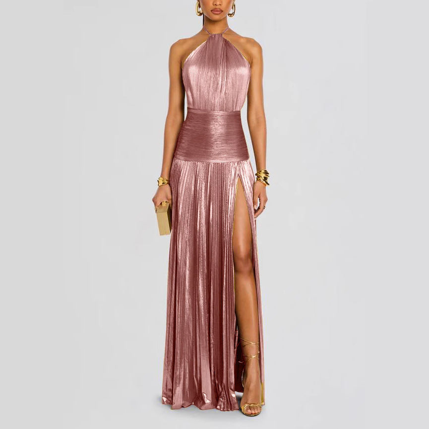 Robe longue métallique plissée à col licou avec fente et dos nu