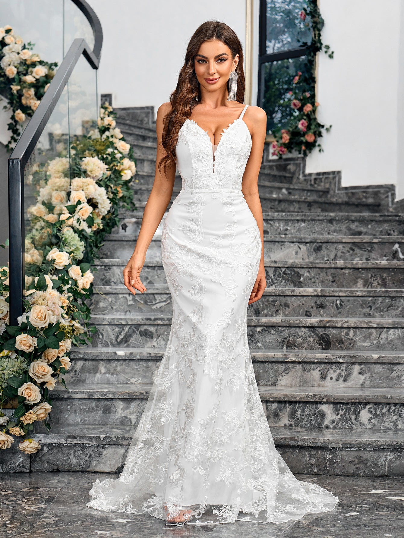Robe Moulante en Broderie Élégante