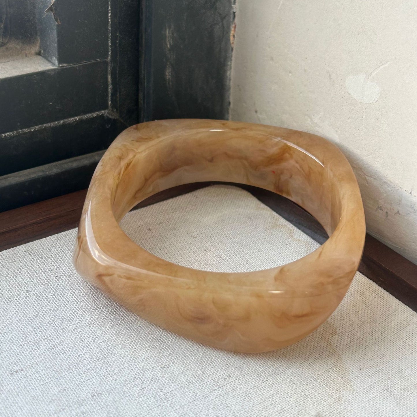 Bracelet géométrique irrégulier en résine pour femme