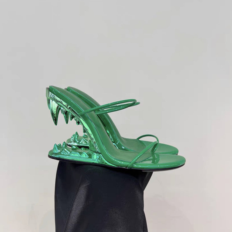 Sandales à talons en métal avec fang creux