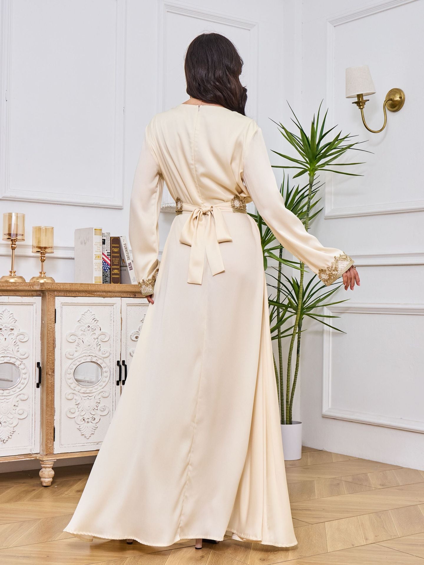 Robe abaya brodée à manches longues et ourlet à volants