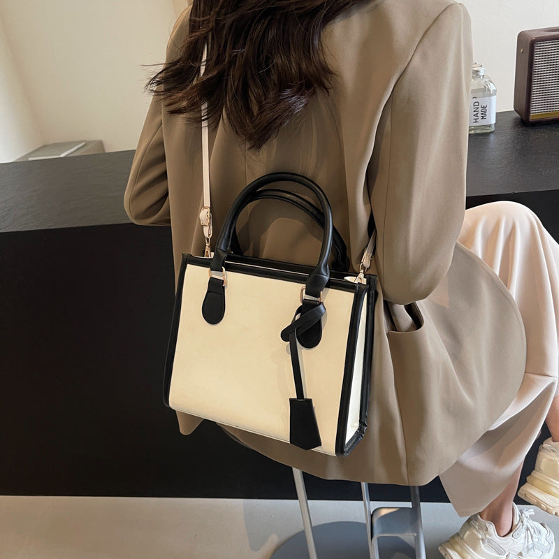 Sac à main en cuir tressé en forme de croissant