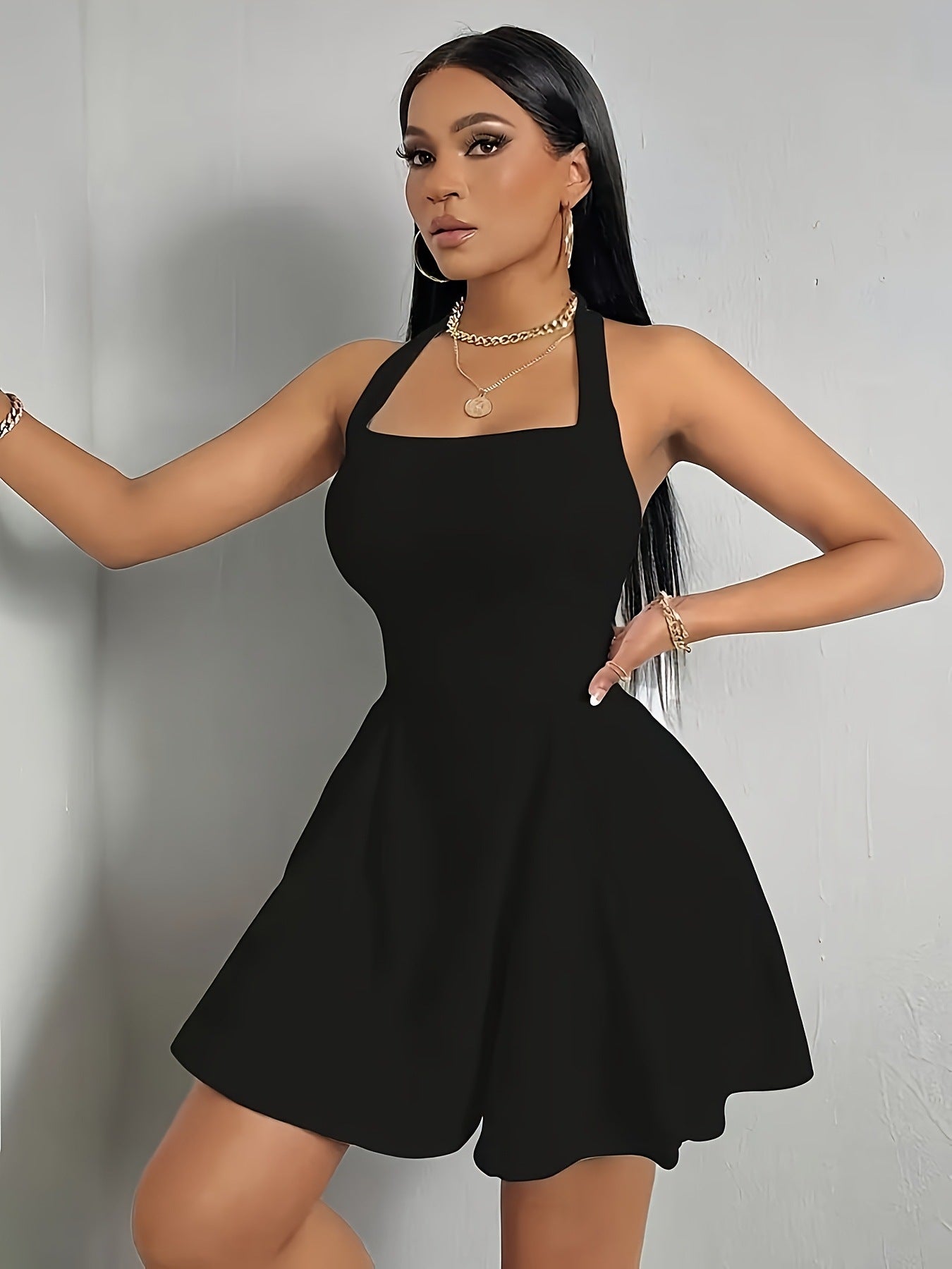 Robe dos nu évasée à col licou