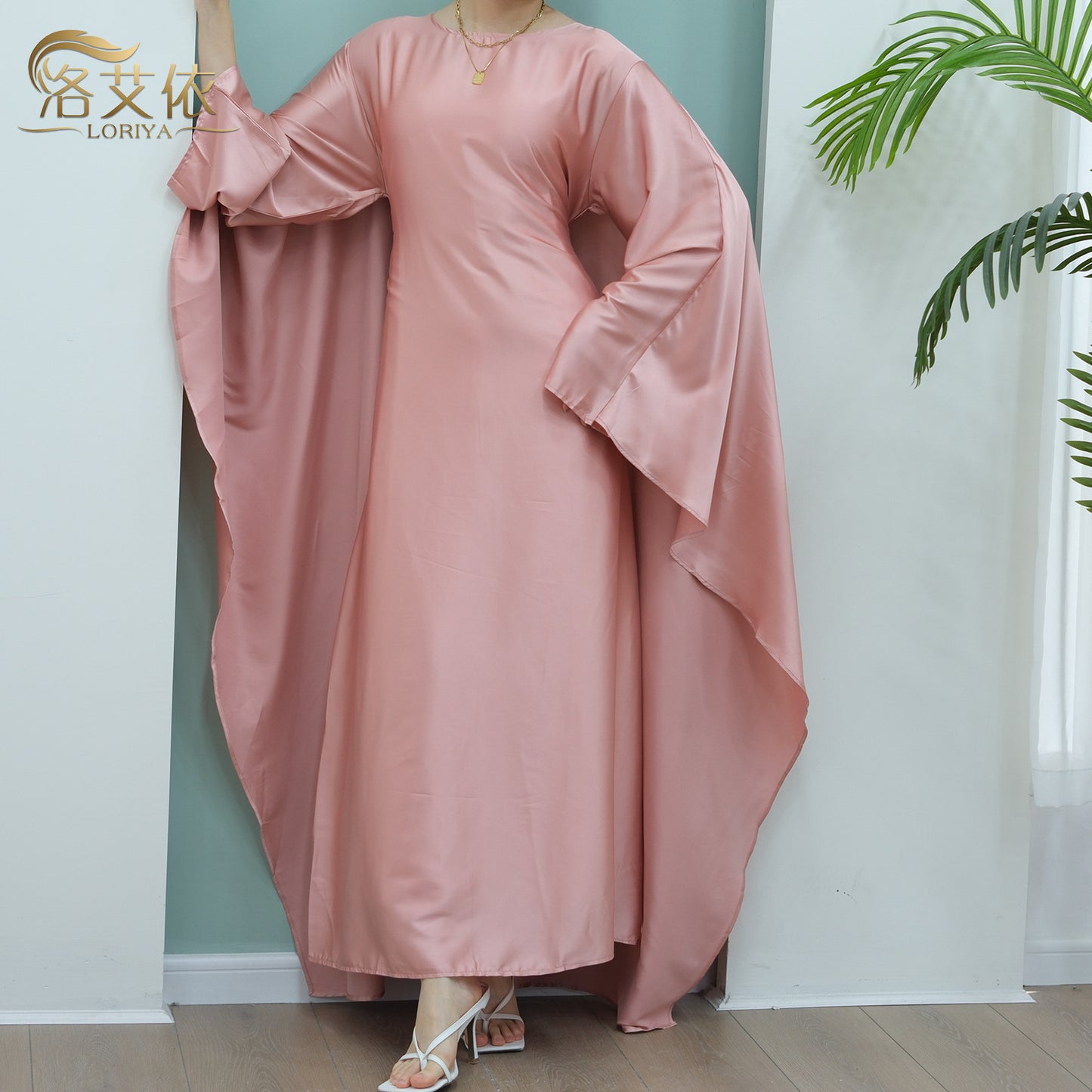 Robe longue en satin avec ceinture intégrée